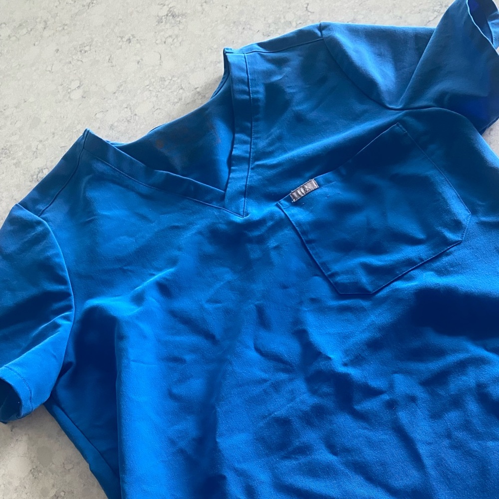 Figs Blue Men’s Technical collection scrub top Size M